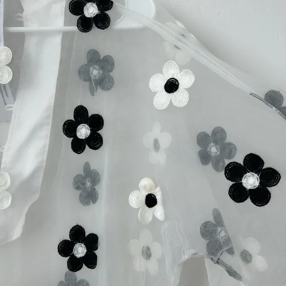 LA VIE Style House White Mesh Caftan Style Dress with Floral Embroidery One Size - Picture 10 of 13